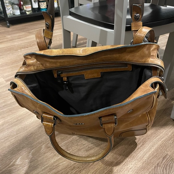 HUGO BOSS CALFSKIN LEATHER MESSENGER LAPTOP TRAVEL BAG - Picture 3 of 5